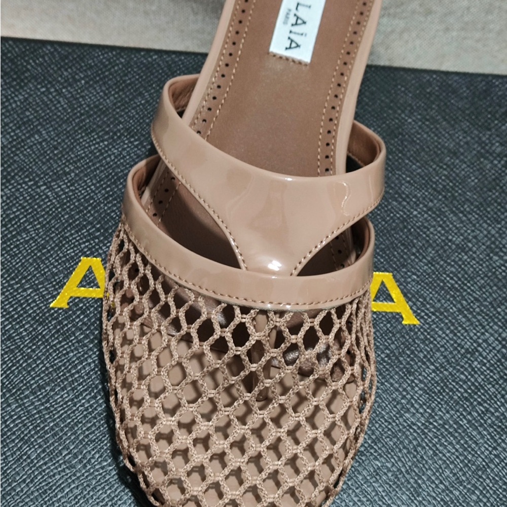 Alaia Tan Woven Patent-Trim Slide Mules - Picture 5 of 8